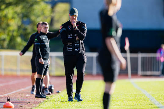 Knut Slatleim, head coach of LSK Kvinner, looks dejected