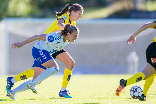 Emma Stølen Godø of LSK Kvinner and Tonje Pedersen of