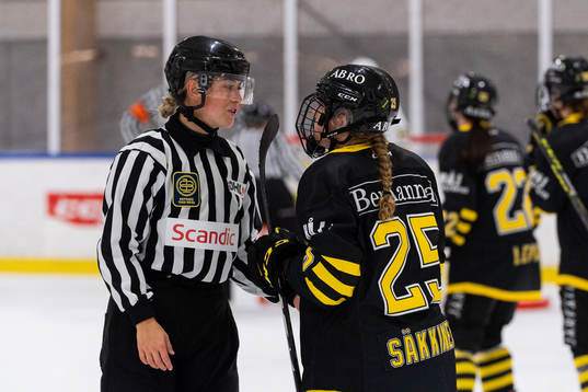 AIKs Sara Säkkinen i samtal med linjedomare Alexandra Köhl