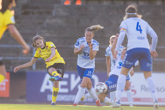 Emma Stølen Godø of LSK Kvinner misses a chance to score