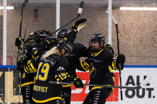 AIKs spelare jublar med Sara Säkkinen