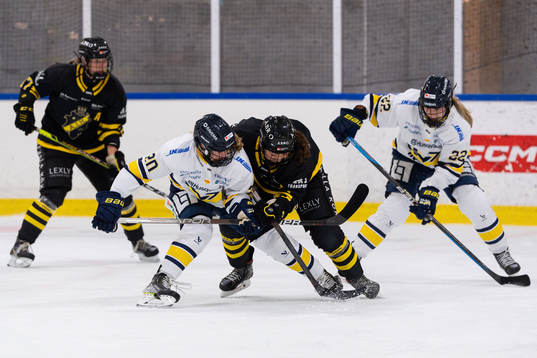 HV71s Karoline Pedersen och AIKs Moa Söderholm