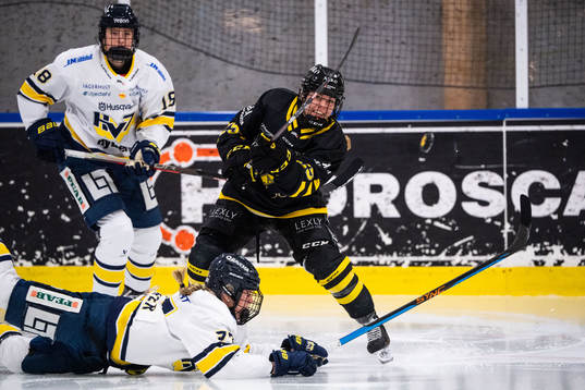 HV71s Mira Jungåker och AIKs Sara Säkkinen