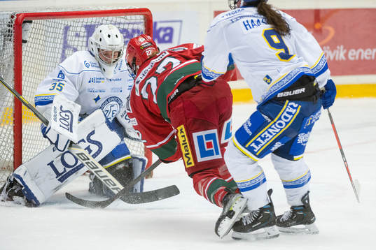 Modos Jaycee Magwood gör 2-1 bakom Leksands målvakt Emma