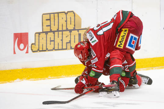 Modos Jaycee Magwood och Wilma Sundin jublar
