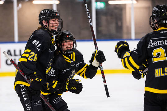 AIKs Emma Eriksson och Rebeka Sadecka jublar