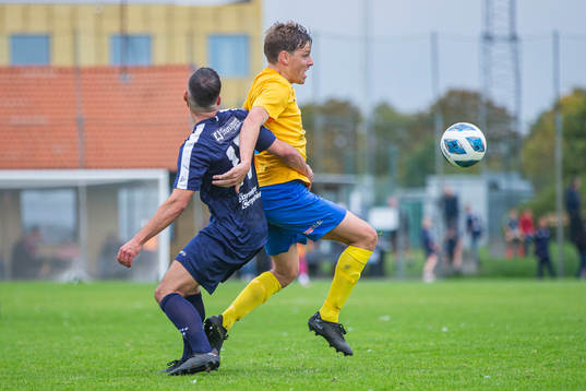 FC Trelleborgs Alban Merovci och Klagshamns Henrik Ahlberg