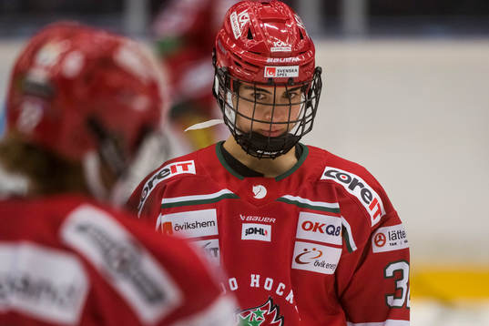 Modos Vendula Pribylova före ishockeymatchen i SDHL mellan