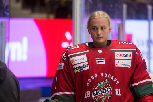 Modos målvakt Lisa Jönsson innan ishockeymatchen i SDHL