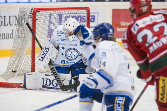 Leksands målvakt Emma Polusny räddar pucken