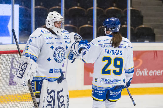 Leksands målvakt Emma Polusny jublar med Annika Fazokas