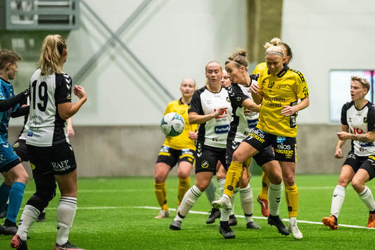 Elfsborgs Sara Jardving i kamp i Skultorps straffområde