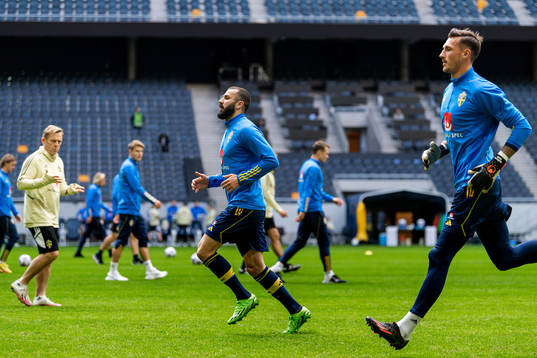Mikael Ishak and goalkeeper Andreas Linde