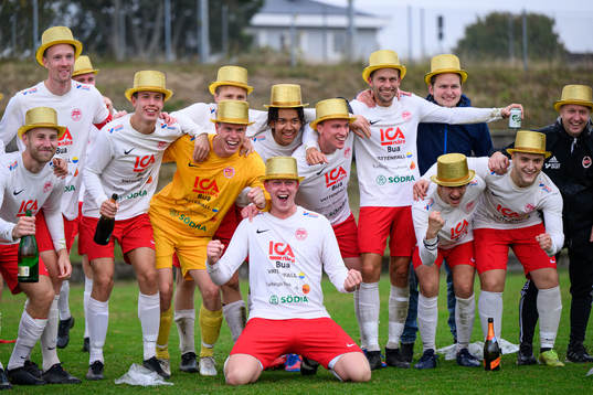 Buas spelare jublar