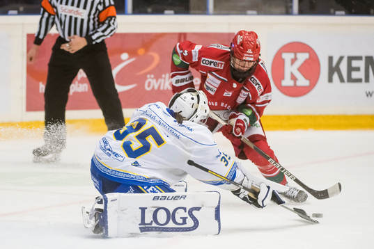 Leksands målvakt Emma Polusny mot Modos Lina Ljungblom