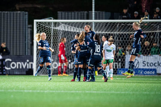 Linköpings Olga Ahtinen jublar med lagkamrater
