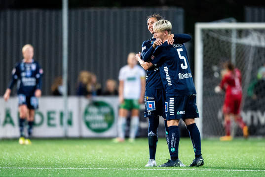 Linköpings Nellie Karlsson och Nilla Fischer jublar