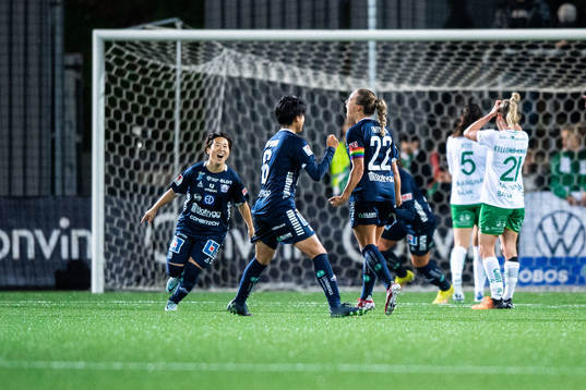 Linköpings Yuka Momiki och Saori Takarada jublar