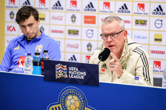 Victor Nilsson Lindelöf and Head coach Janne Andersson at