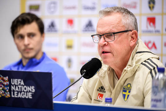 Victor Nilsson Lindelöf and Head coach Janne Andersson at