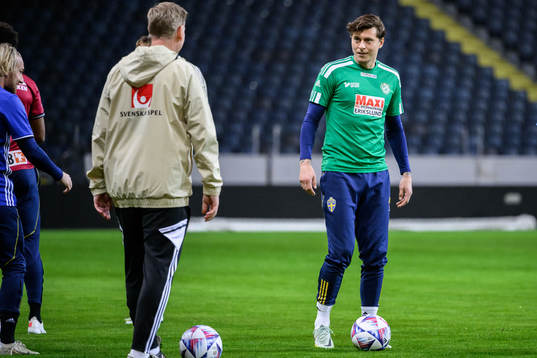 Victor Nilsson Lindelöf wearing a jersey from his parent