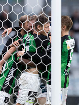 GAIS Axel Henriksson jublar med lagkamrater