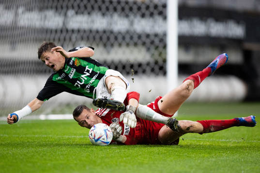 GAIS Axel Henriksson i kamp om bollen med Lindomes målvakt