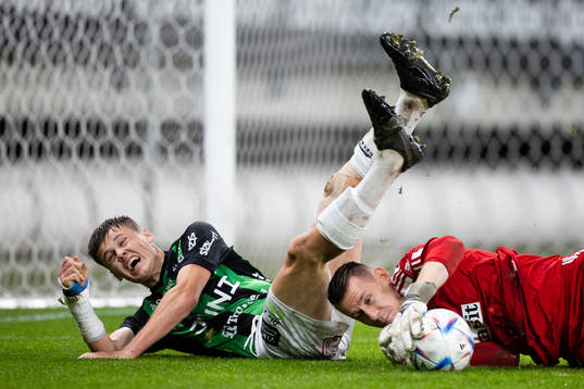 GAIS Axel Henriksson i kamp om bollen med Lindomes målvakt