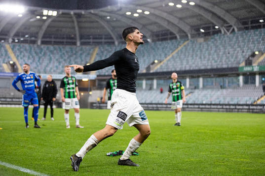 GAIS Emin Grozdanic jublar och leder en sång framför