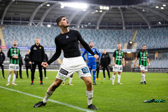 GAIS Emin Grozdanic jublar och leder en sång framför