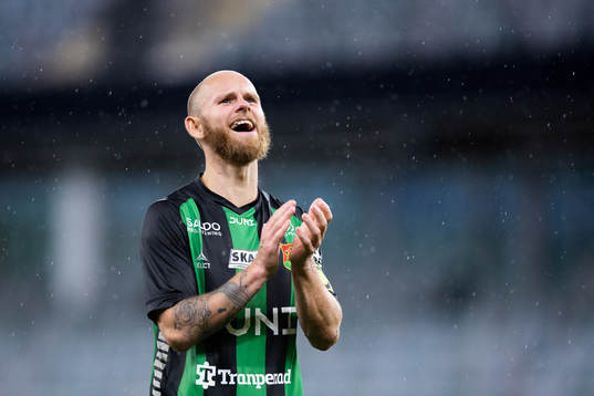 GAIS Niklas Andersen jublar framför klacken