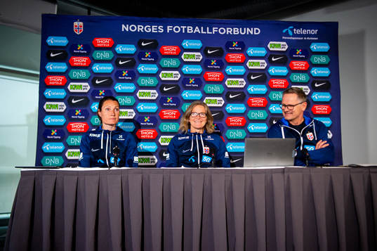 Ingvild Stensland, Hege Riise and press officer Halvor Lea
