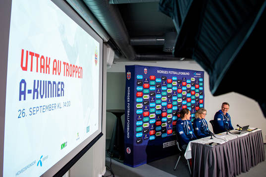 Ingvild Stensland, Hege Riise and press officer Halvor Lea