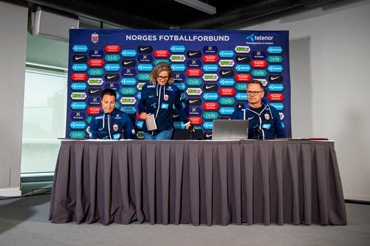 Ingvild Stensland, Hege Riise and press officer Halvor Lea