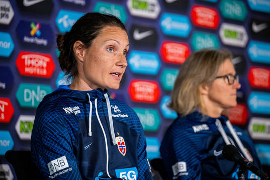 Ingvild Stensland and Hege Riise, head coach of the