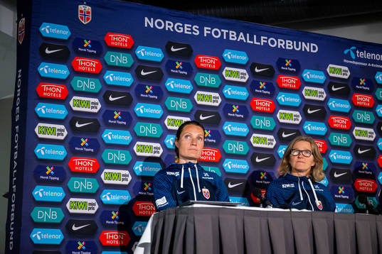 Ingvild Stensland and Hege Riise, head coach of the