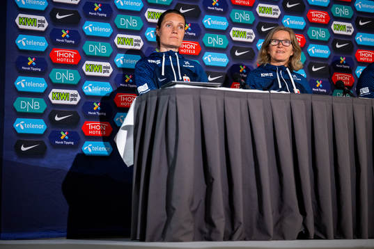 Ingvild Stensland and Hege Riise, head coach of the