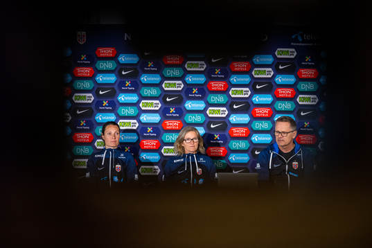 Ingvild Stensland, Hege Riise and press officer Halvor Lea