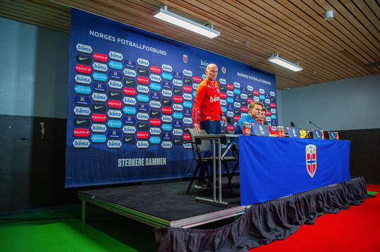 Head coach Ståle Solbakken, Martin Ødegaard and press