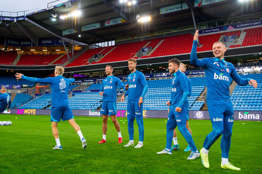 Stian Gregersen, Kristoffer Ajer and players of the