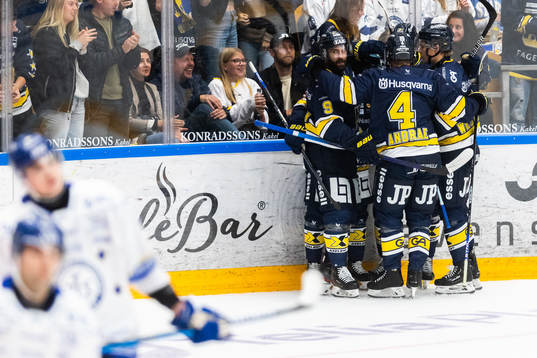 HV71s Taylor Matson och Emil Andrae jublar med lagkamrater