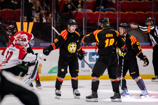 Brynäs Greg Scott jublar med lagkamrater