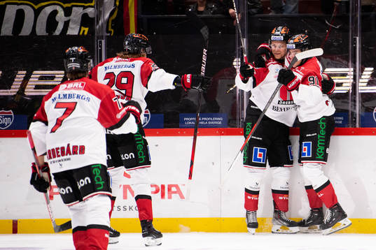 Örebros Rodrigo Abols jublar ihop med Leo Carlsson