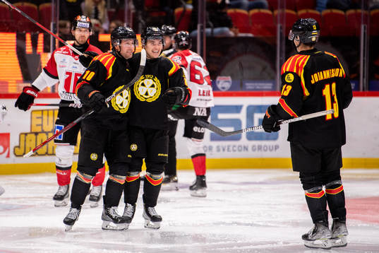 Brynäs Johan Larsson och Dmytro Timashov jublar