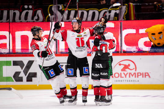 Örebros Christopher Mastomäki jublar med lagkamrater