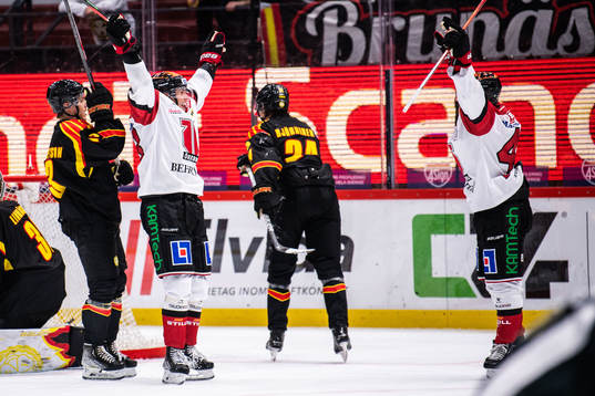 Örebros Oliver Eklind och Elias Ekström jublar