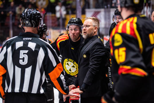 Brynäs Johan Larsson och tränare Mikko Manner reagerar