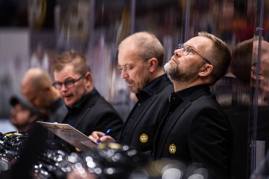 Brynäs tränare Mikko Manner deppar