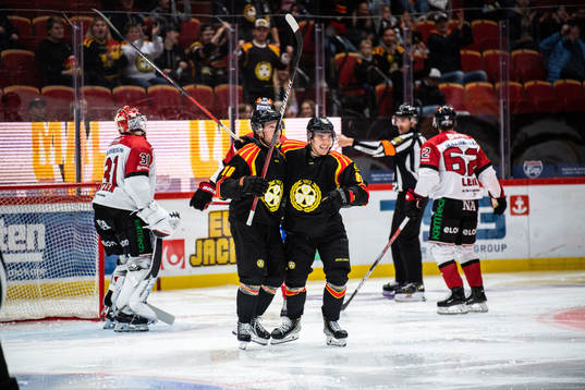 Brynäs Johan Larsson och Dmytro Timashov jublar