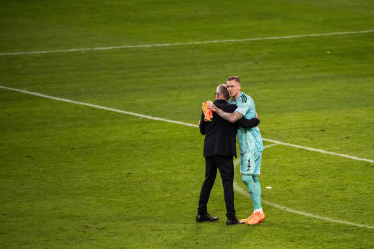 Head coach Janne Andersson and goalkeeper Robin Olsen of